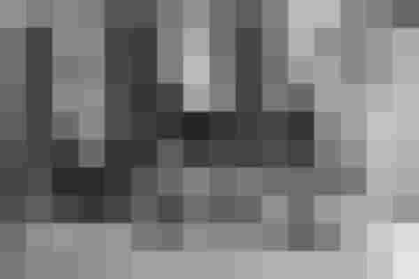 Zwei Musiker spielen in einem hellen Raum an Flügel und Vibrafon, umgeben von Mikrofonstativen