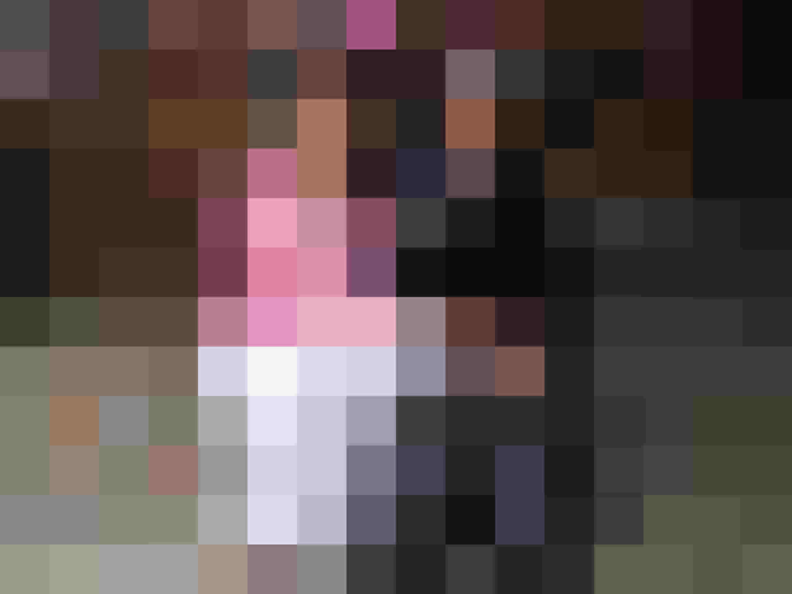 Zwei Frauen in traditioneller Kleidung sitzen lächelnd vor einer Holztür